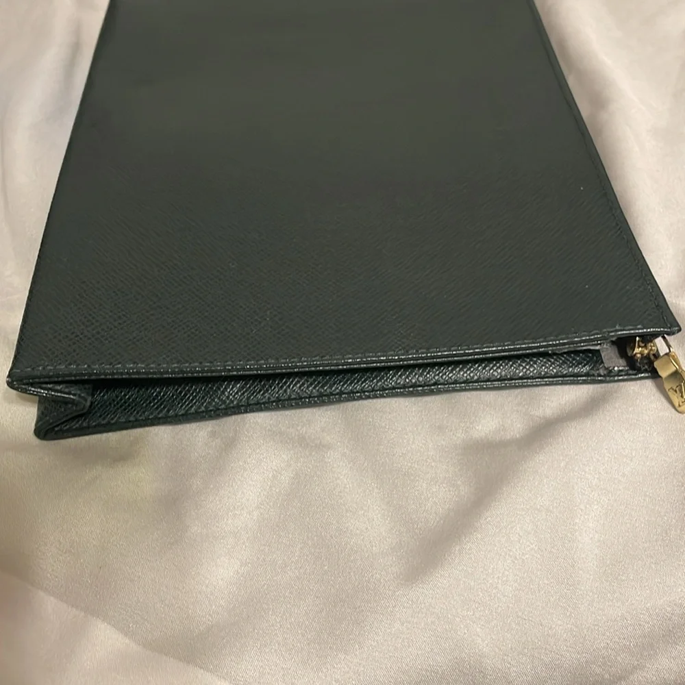 Louis Vuitton pouch in hunter green W/ COA - Picture 5 of 9